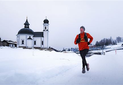 Winter-Trailrunning in der Region Seefeld_Trailrunner läuft auf Weg beim Seekirchl.jpg