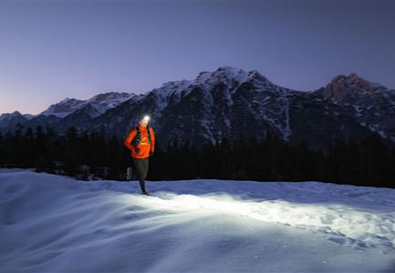 winter-trailrunning_in_der_region_seefeld_trailrunner_laeuft_bei_spaeter_daemmerung_am_katzenkopf.jpg