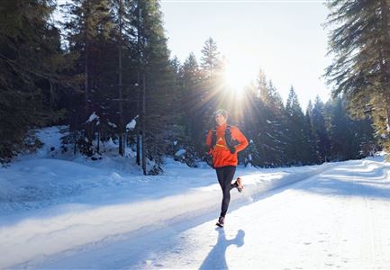 Winter-Trailrunning in der Region Seefeld_Trailrunner läuft durch den Wald im Fludertal.jpg