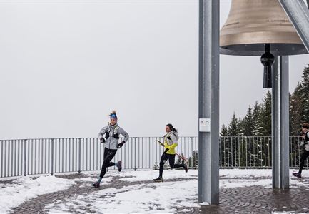 Wintertrailrunning in der Region Seefeld - Läufer bei Friedensglocke.jpg