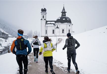 Wintertrailrunning in der Region Seefeld - Läufer vor dem Seekirchl.jpg