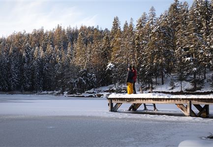 Winterwandern Paar Möserer See Paar steht auf Steg Seitenperspektive.jpg