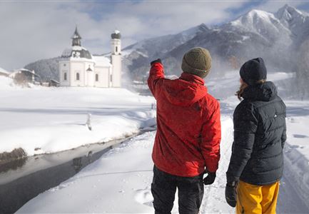 Winterwandern Paar Seefeld Möserer Tal Mann zeigt auf Seekirchel.jpg